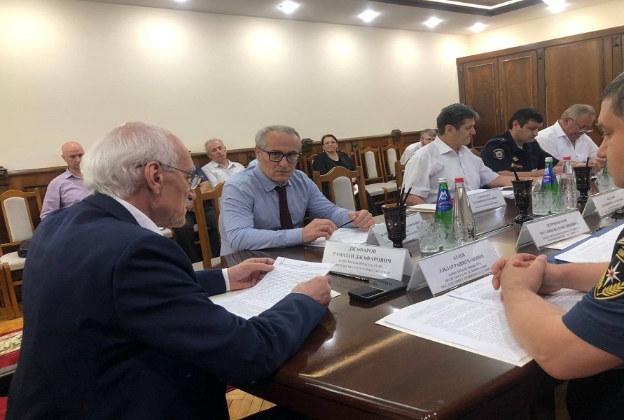Рамазан Джафаров провел выездное совещание по вопросу ликвидации последствий ЧС в Буйнакске
